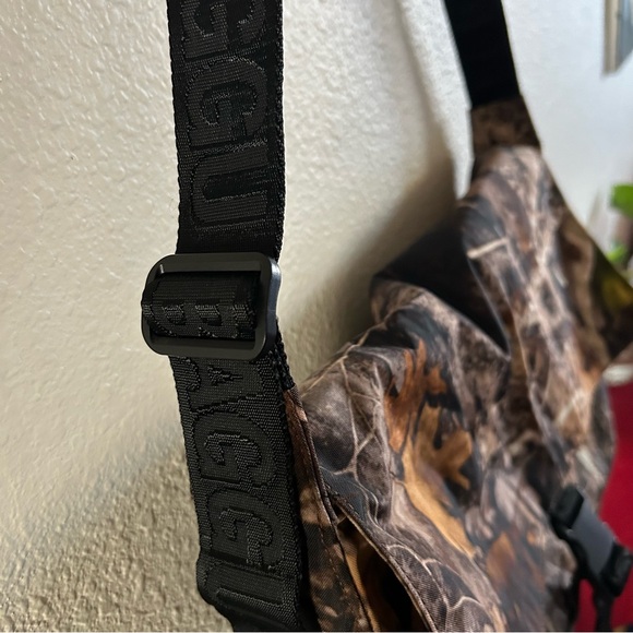 BAGGU Nylon Messenger Bag in Photo Forest - Picture 5 of 9